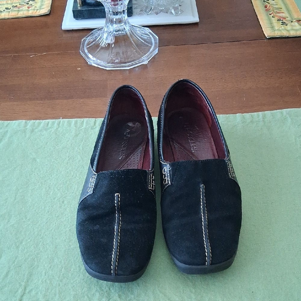 AEROSOLES Black Suede Loafers